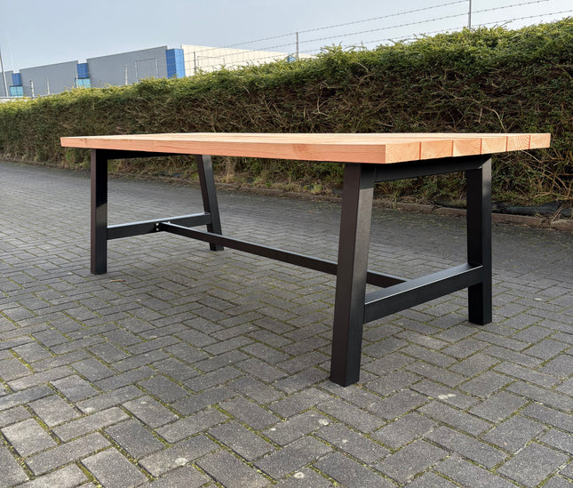 Industriële tuintafel | Stalen A-poten met dwarsbalk| Douglas hout