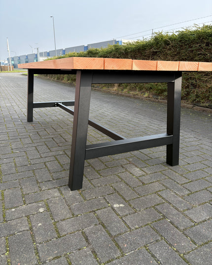 Industriële tuintafel | Stalen A-poten met dwarsbalk| Douglas hout