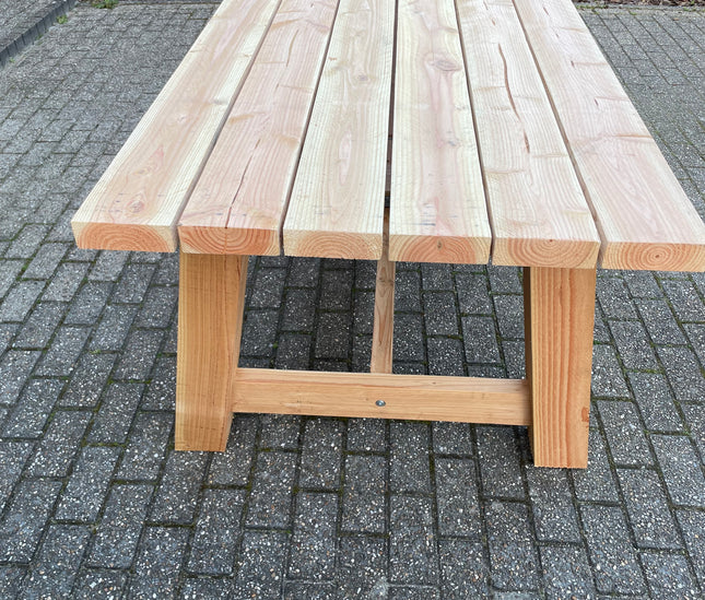 Robuuste douglas tuintafel met 12x12cm poten