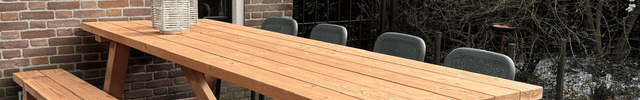 Robuuste douglas tuintafel compleet met bank en stoelen