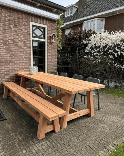 Robuuste douglas tuintafel compleet met bank en stoelen