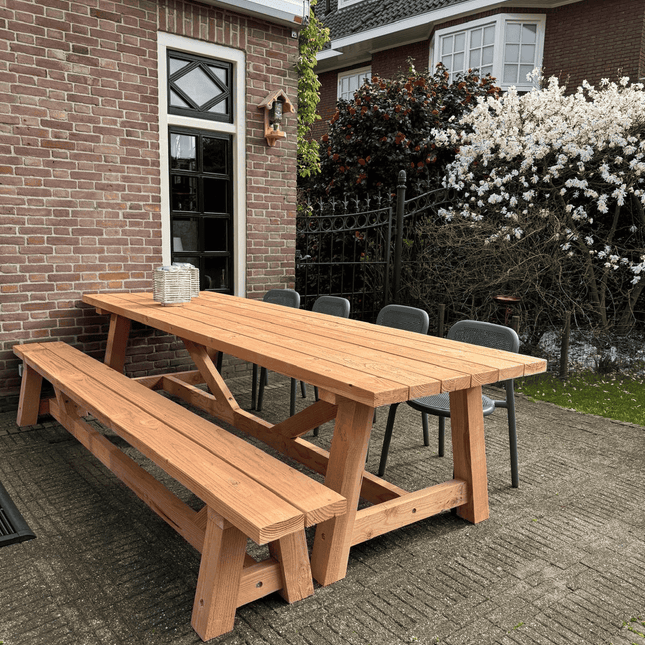 Robuuste douglas tuintafel compleet met bank en stoelen
