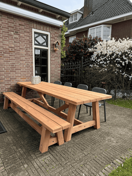 Robuuste douglas tuintafel compleet met bank en stoelen