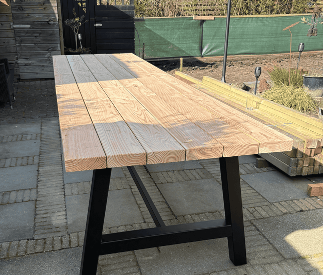 Industriële tuintafel | Stalen A-poten met dwarsbalk| Douglas hout