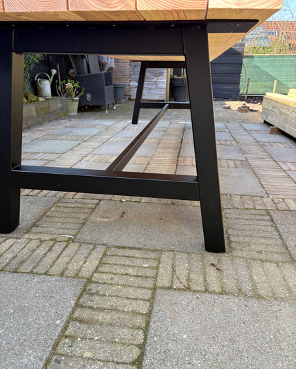 Industriële tuintafel | Stalen A-poten met dwarsbalk| Douglas hout