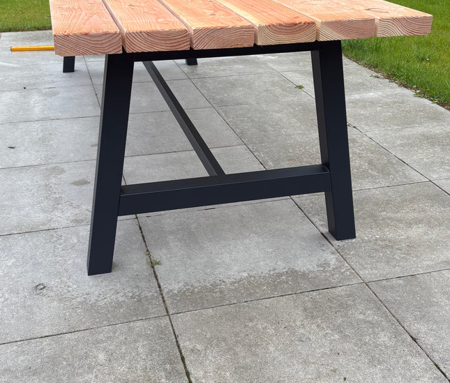 Industriële tuintafel | Stalen A-poten met tussenbalk | Douglas hout