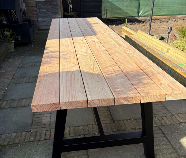 Industriële tuintafel | Stalen A-poten met dwarsbalk| Douglas hout