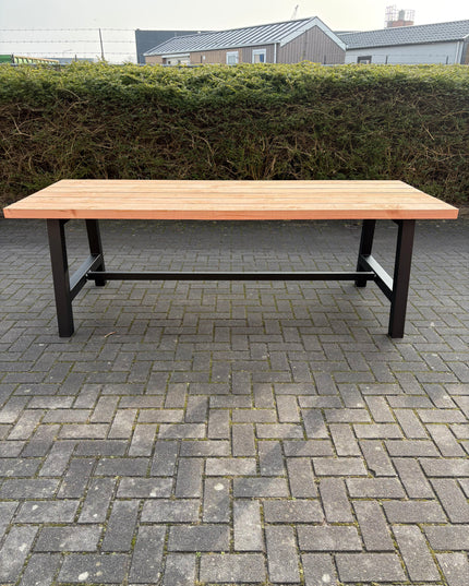 Douglas tuintafel met stalen A poten en dwarsligger voor extra stevigheid