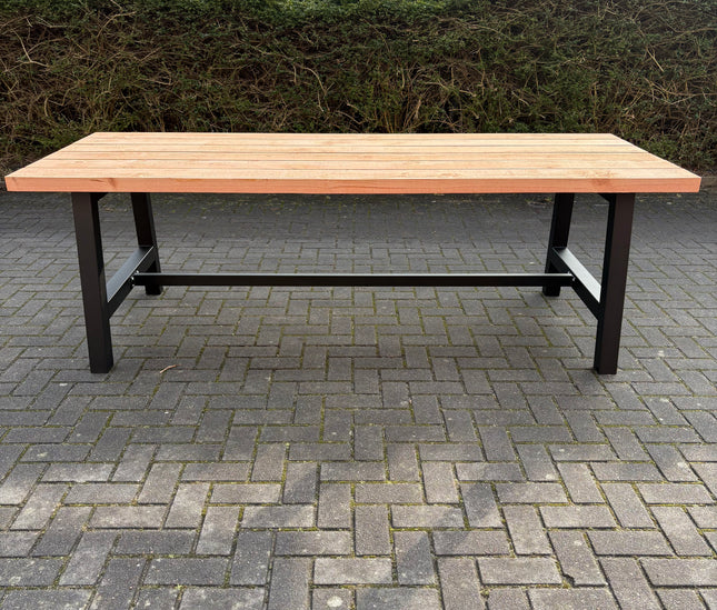 Douglas tuintafel met stalen A poten en dwarsligger voor extra stevigheid