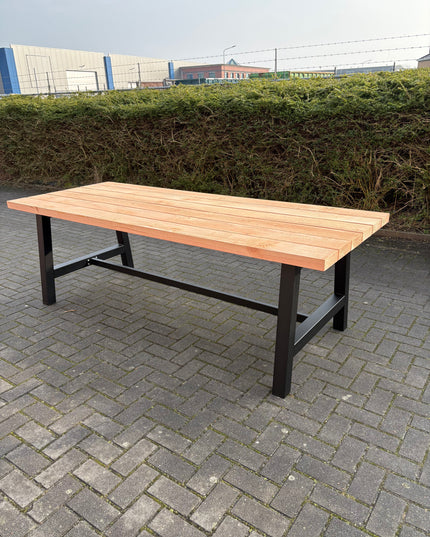 Industriële tuintafel met stalen A-poten en dwarsligger | Douglas hout