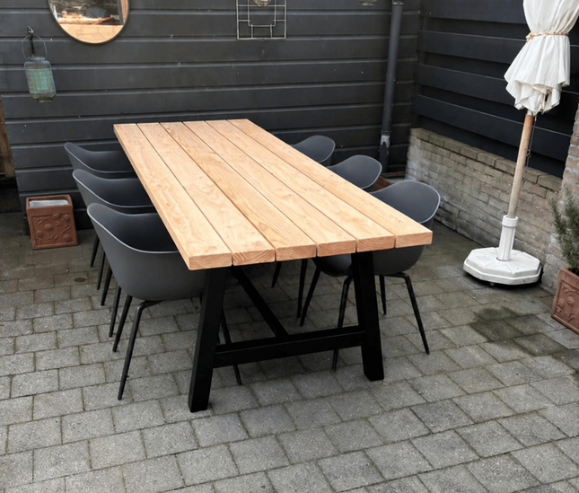 Tuintafel met stalen poten en tussenbalk voor maximale stabiliteit!
