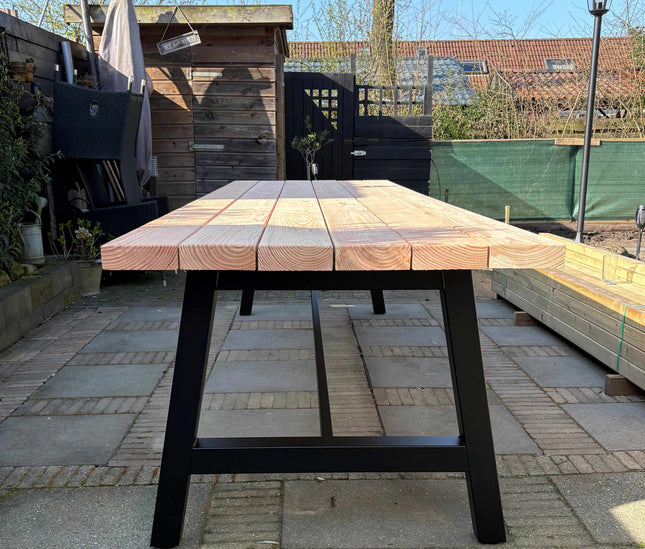 Industriële tuintafel | Stalen A-poten met dwarsbalk| Douglas hout
